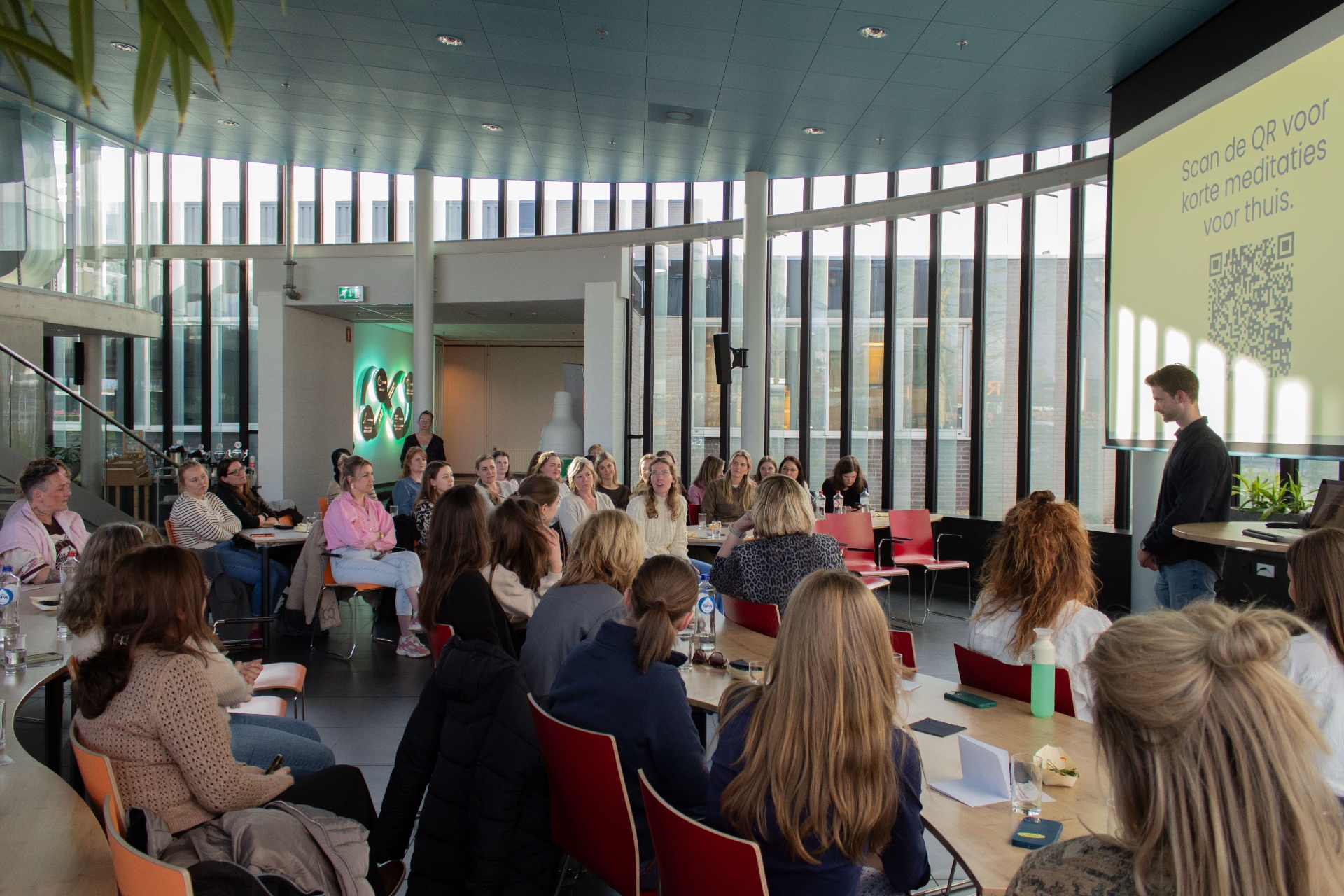 Deelnemers volgen een interactieve sessie met biofeedback